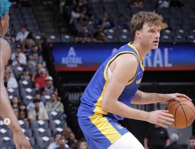 乐鱼体育网页-不是后卫！勇士签2米13中锋 G联赛篮板王驰援库里